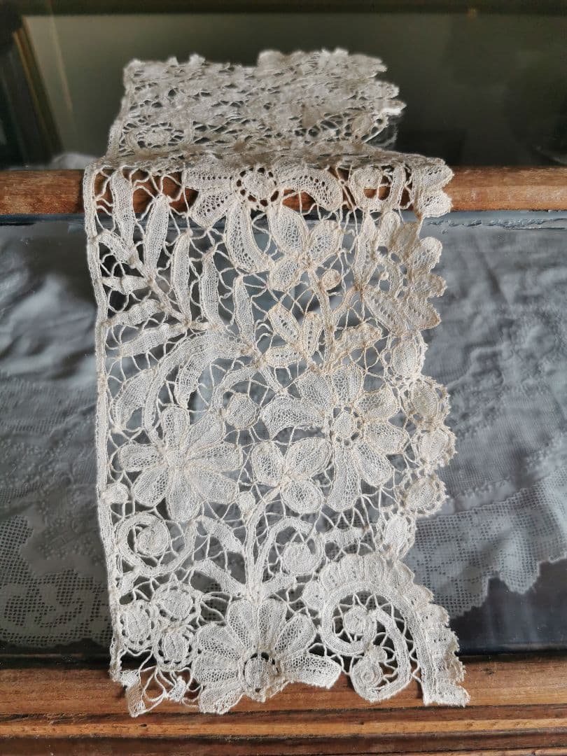 アンティーク 二輪のポワンドローズ デュセスレース 西洋菊 三つ葉 額装にも