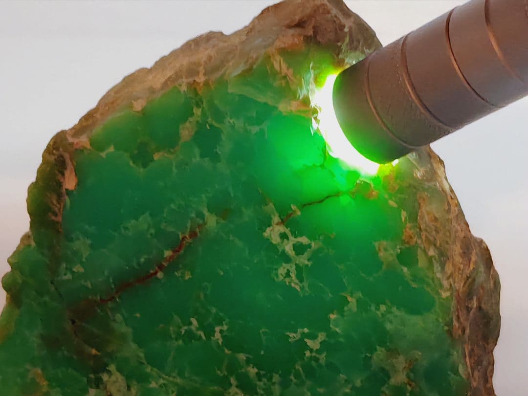 クリソプレーズ 817g ヒスイ 翡翠 瑪瑙 原石 鑑賞石 自然石 誕生石 鉱物