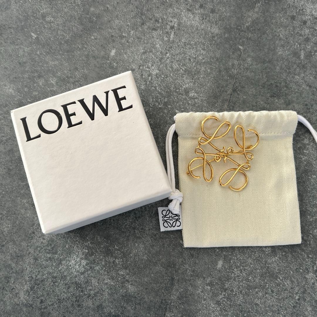 ロエベ　アナグラムブローチ