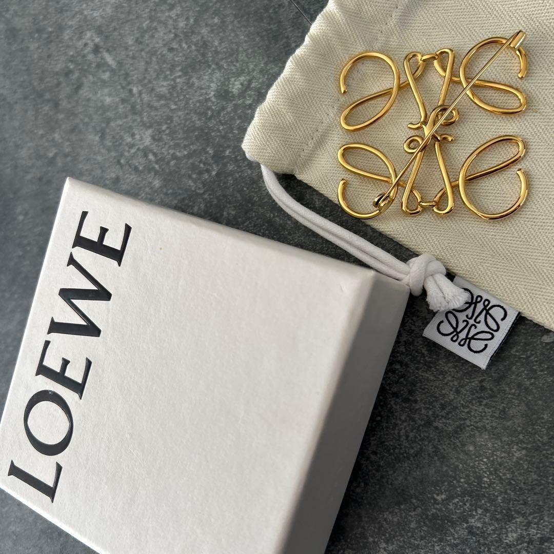 ロエベ　アナグラムブローチ