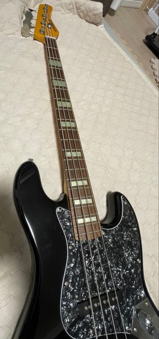 フェルナンデス　ブラックジャズベース(ノーマルピックガード付き)