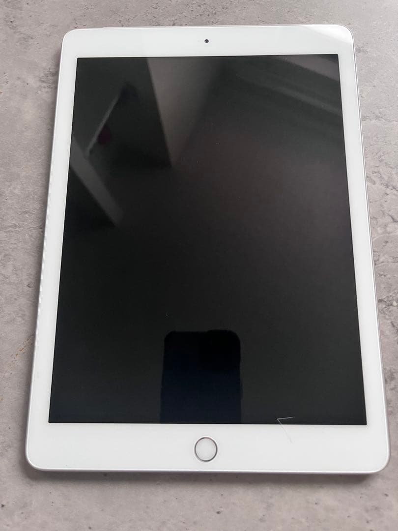 iPad 第6世代 128GB シルバー Wi-Fiモデル 裏割れあり 本体のみ