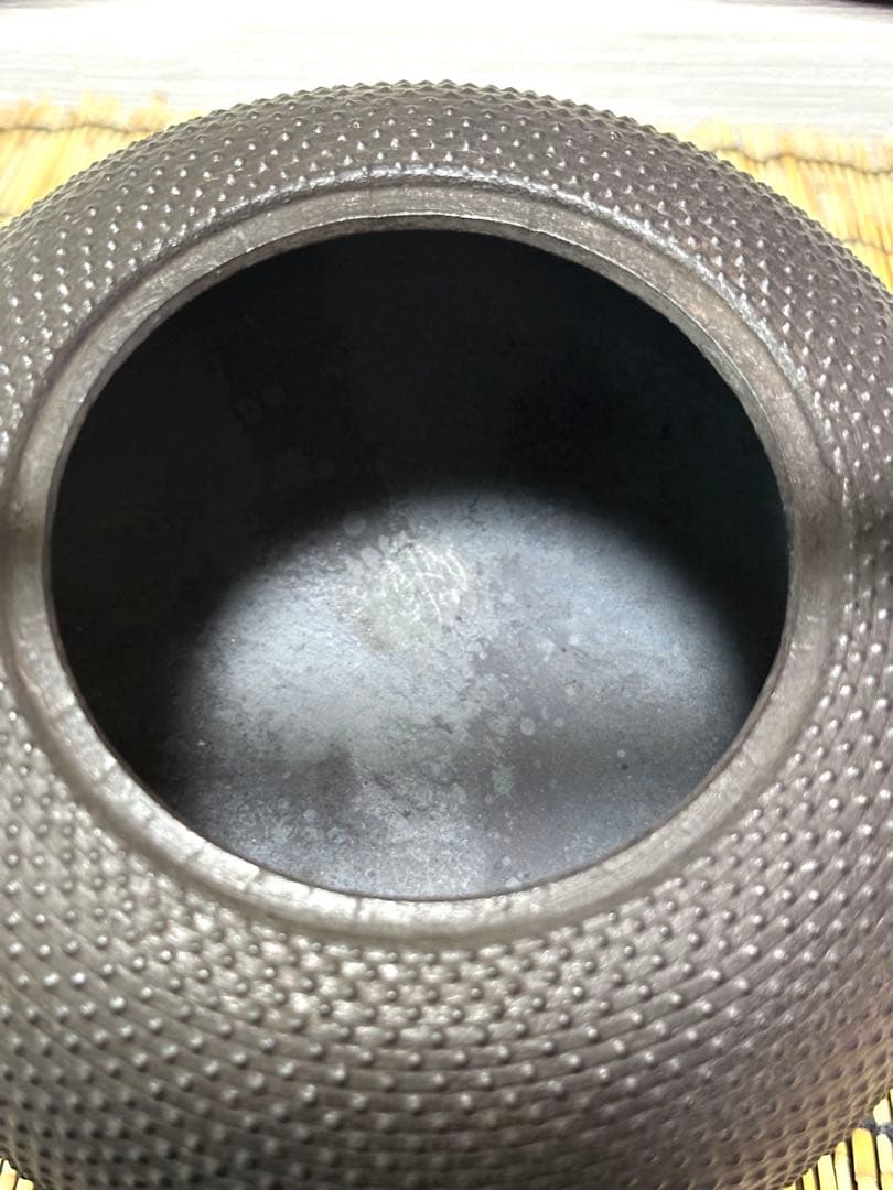 新品、供箱等付属品付　南部藤枝工房　藤枝昌行作　１５型アラレ　南部鉄瓶　南部鉄器