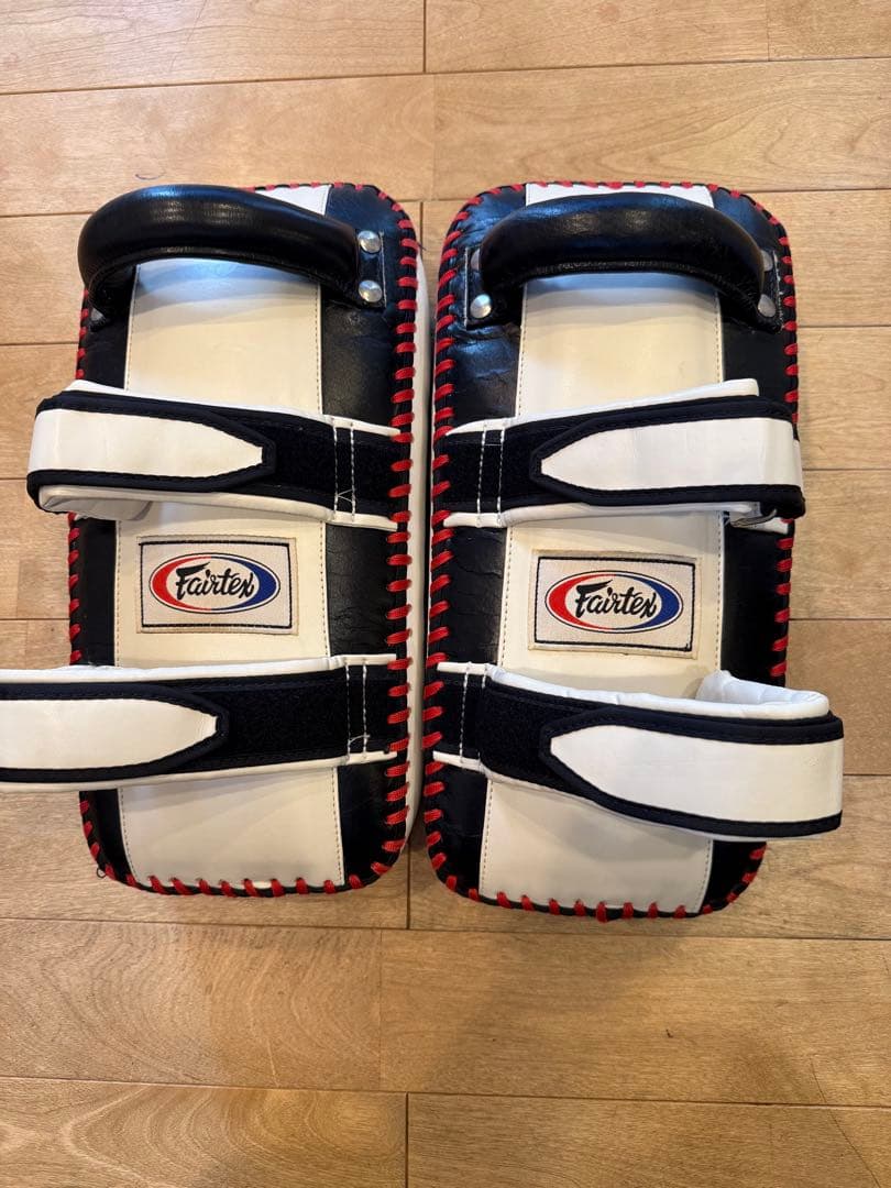 Fairtex キックミット ブラック/ホワイト