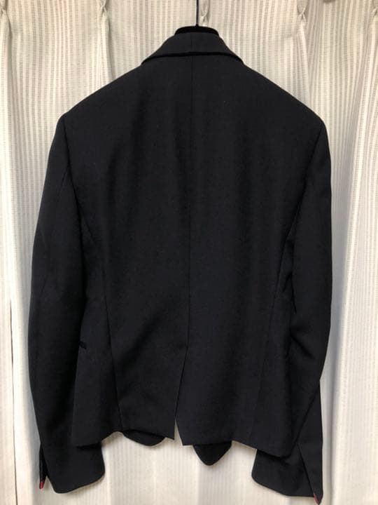 Mr.Children桜井着ヒカリノアトリエ赤ラペルブレザー