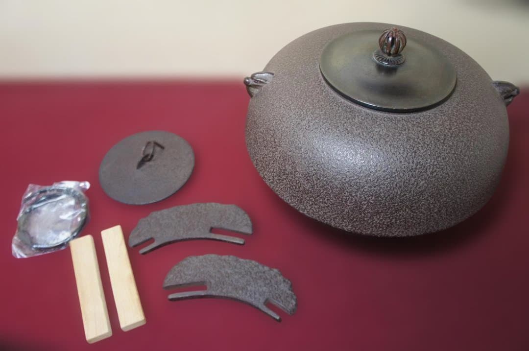 ☆桑色置炉 在銘裏甲釜 裏釜 替え蓋 釜鐶 置炉用600w炭型電熱器 送料込み