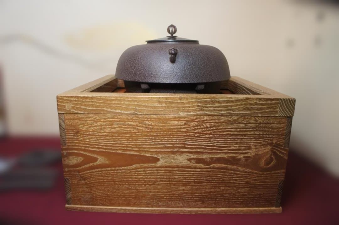 ☆桑色置炉 在銘裏甲釜 裏釜 替え蓋 釜鐶 置炉用600w炭型電熱器 送料込み