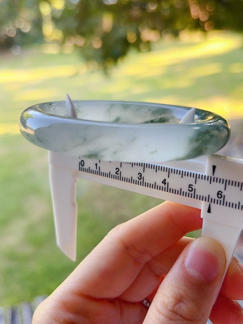 氷飄花　翡翠色バングル　新疆産天然天山翠玉　氷翠バングル　55.5 訳あり値段