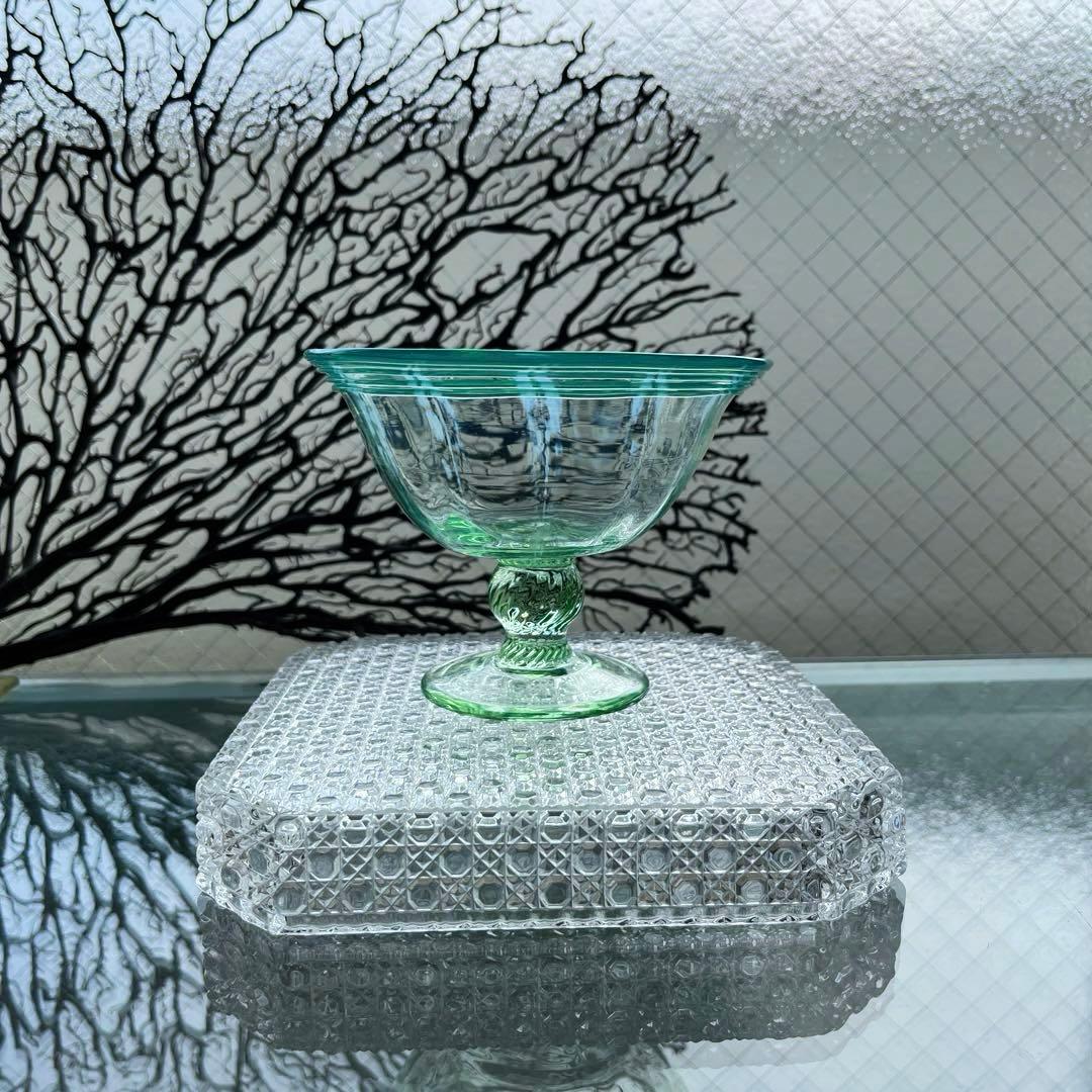 骨董　時代ガラス　希少　若草色　乳白色暈し　千段巻き　反り口　氷コップ　ウラン