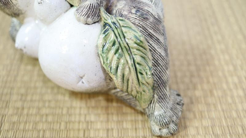 ◆信楽焼　珍しい女の狸さん　長さ32㎝ 　置物