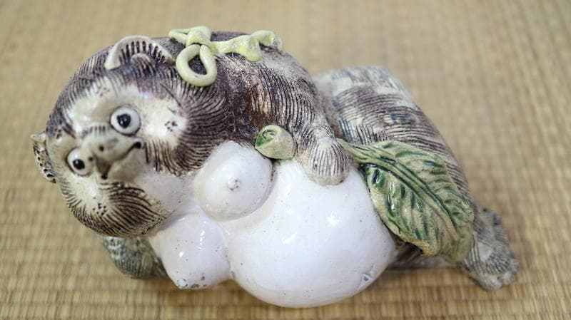 ◆信楽焼　珍しい女の狸さん　長さ32㎝ 　置物