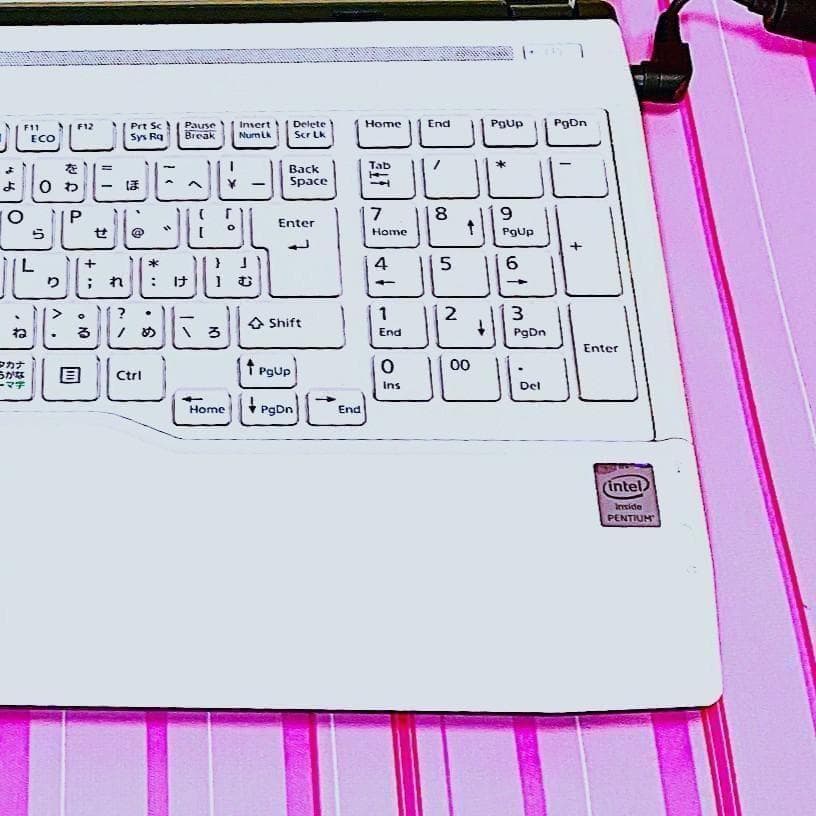 良品✨DVDやＣＤも聞ける1点物✨富士通白ノートパソコンカメラ付大容量69750