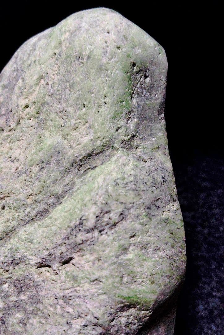 ★翡翠原石★糸魚川硬玉【小滝・川ズレ・カット1.5kg】