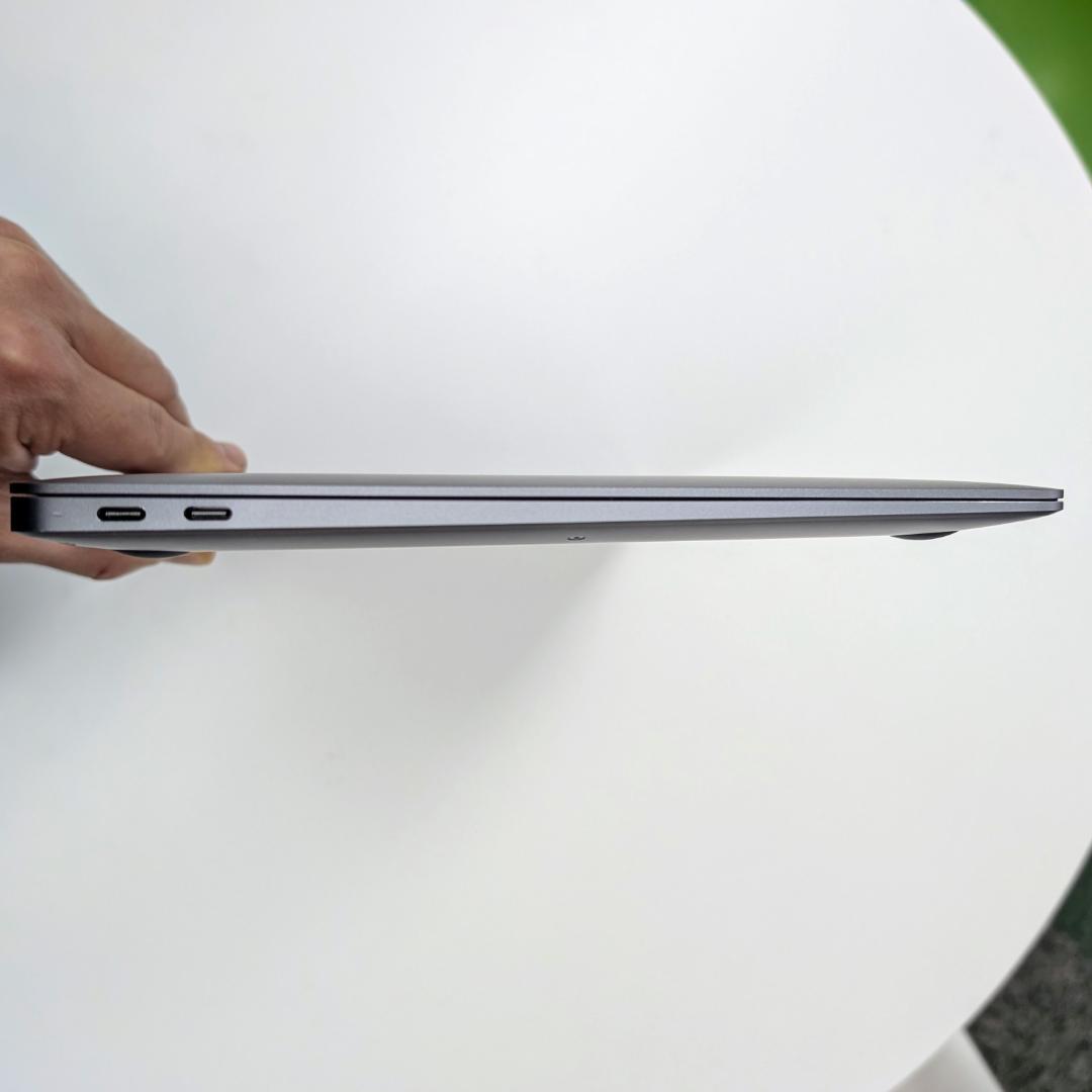 ジャンク品MacBook Air (M1, 2020) A2337 - 画面破損