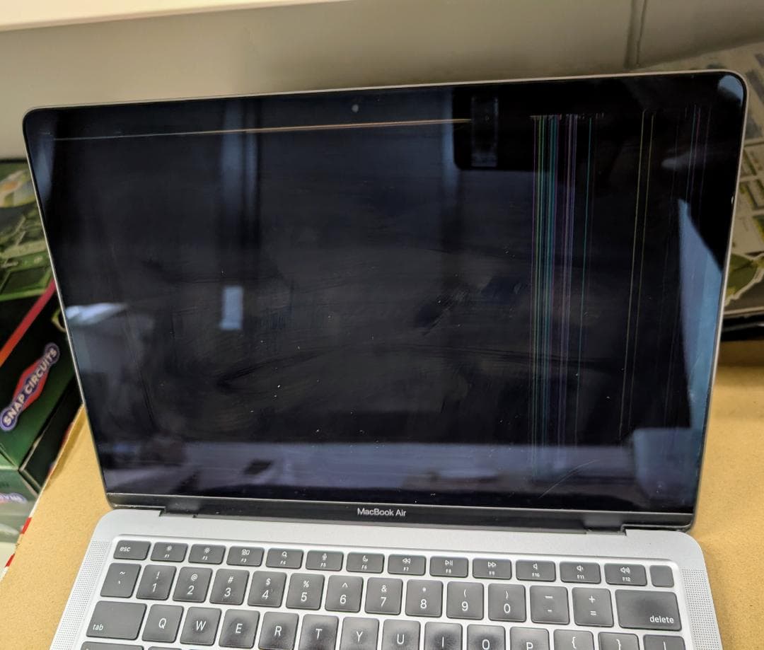ジャンク品MacBook Air (M1, 2020) A2337 - 画面破損