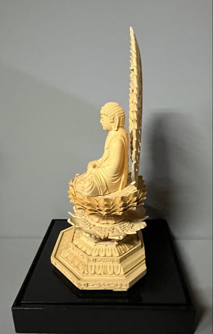 仏像　柘植　木彫　座釈迦　台座付　飛天光背　アクリルケース付き　18