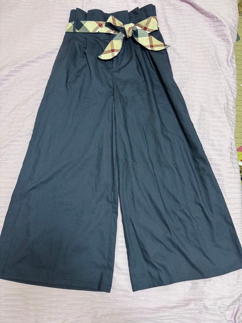 ブルーレーベルクレストブリッジネイビー ガウチョパンツ