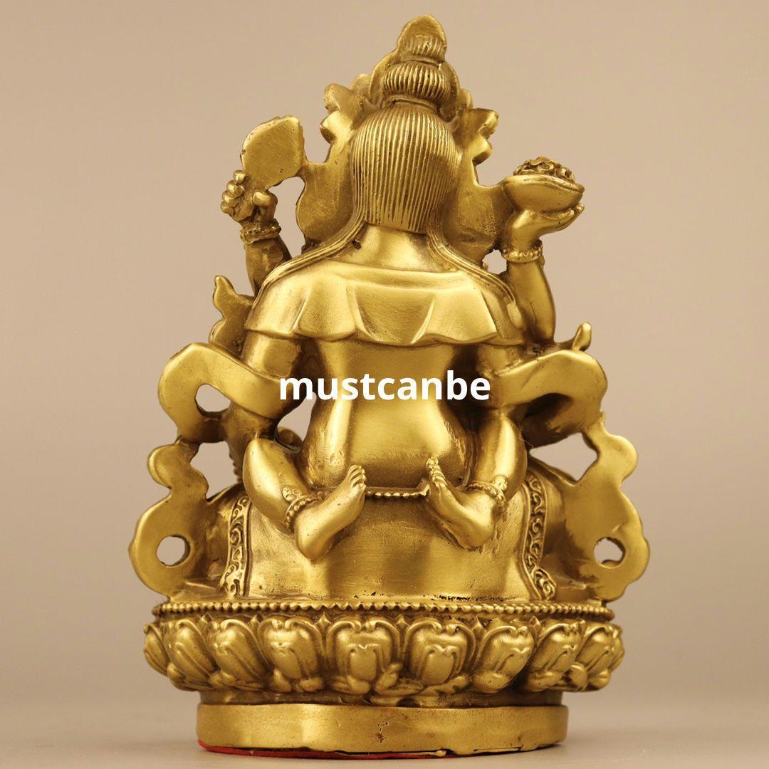 精緻な金属製仏像、金色の装飾、仏教文化の象徴。