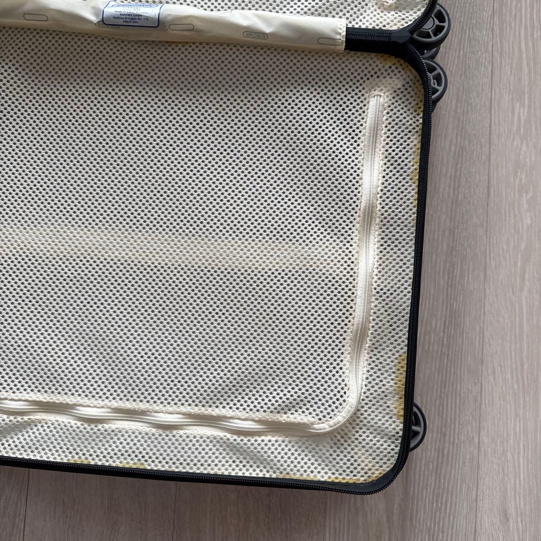 人気モデル　リモワ サルサエアー 33〜34L 4輪 機内持ち込み可能　正規品