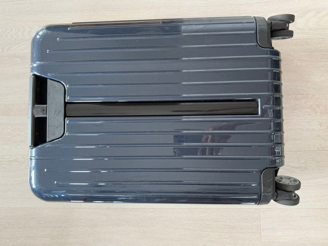人気モデル　リモワ サルサエアー 33〜34L 4輪 機内持ち込み可能　正規品