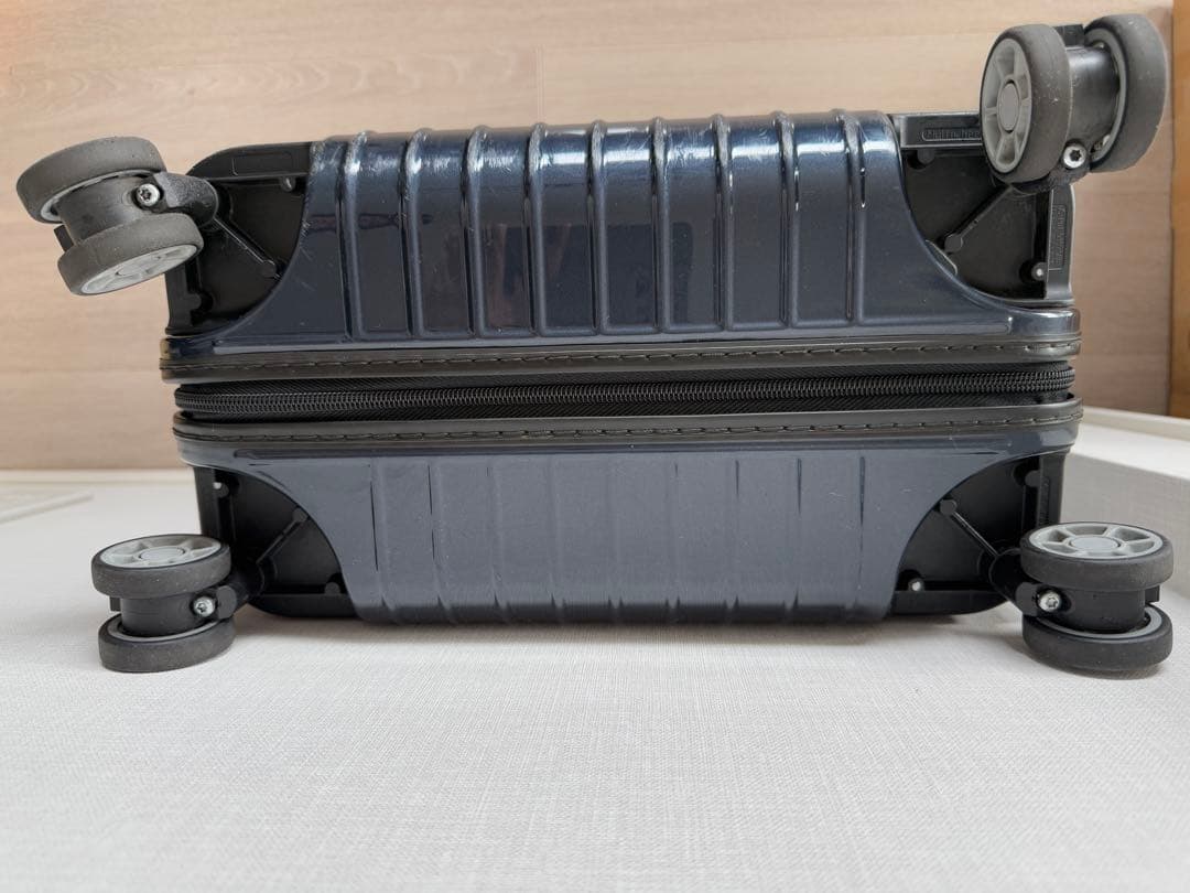 人気モデル　リモワ サルサエアー 33〜34L 4輪 機内持ち込み可能　正規品