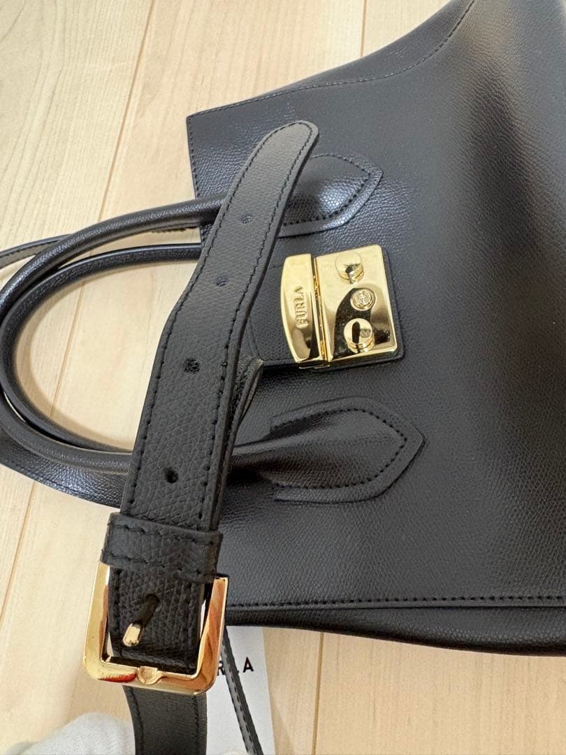 美品★FURLA レザーショルダーバッグ ブラック 黒 ワンタッチかんたん開閉