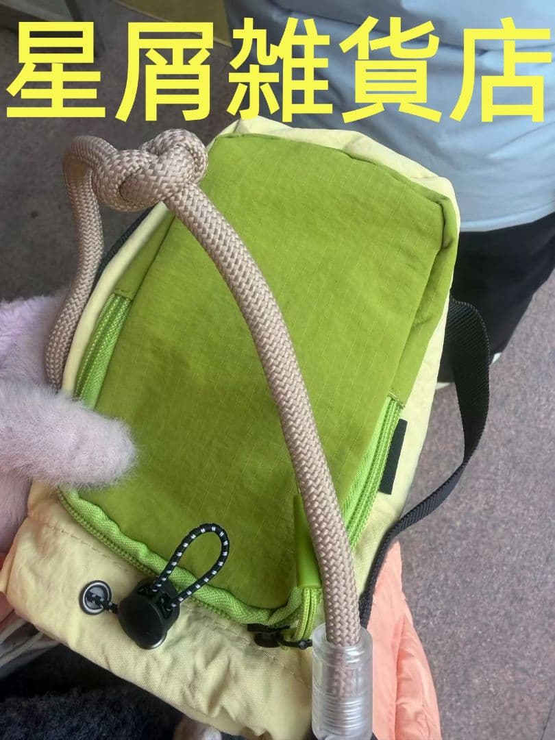 コンパクトな緑とクリーム色のキャリーバッグ