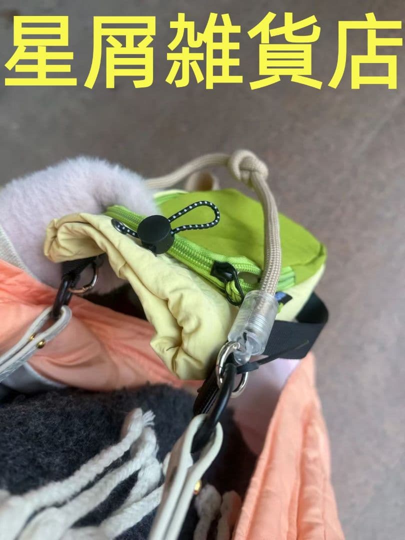 コンパクトな緑とクリーム色のキャリーバッグ