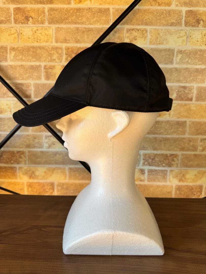 PRADA ブラック ベースボールキャップ