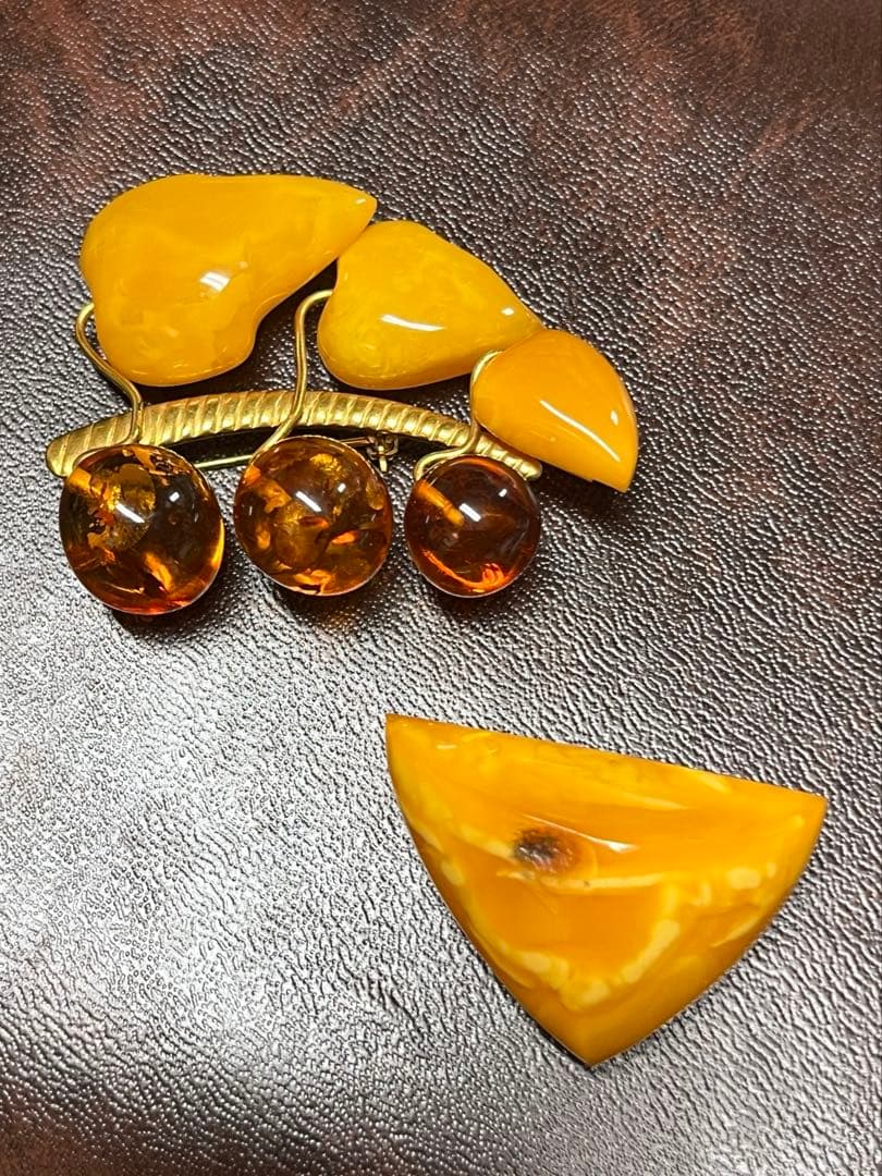 ロイヤルアンバー ブローチ 2個