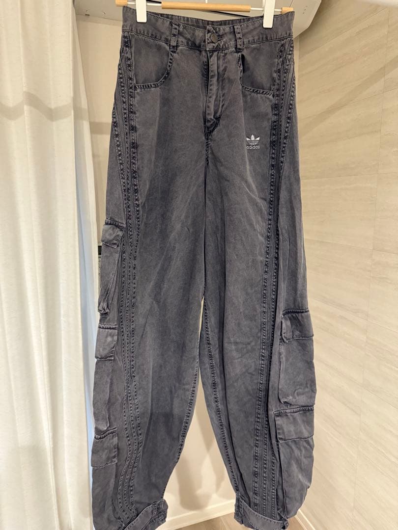 Adidas グレー カーゴパンツ