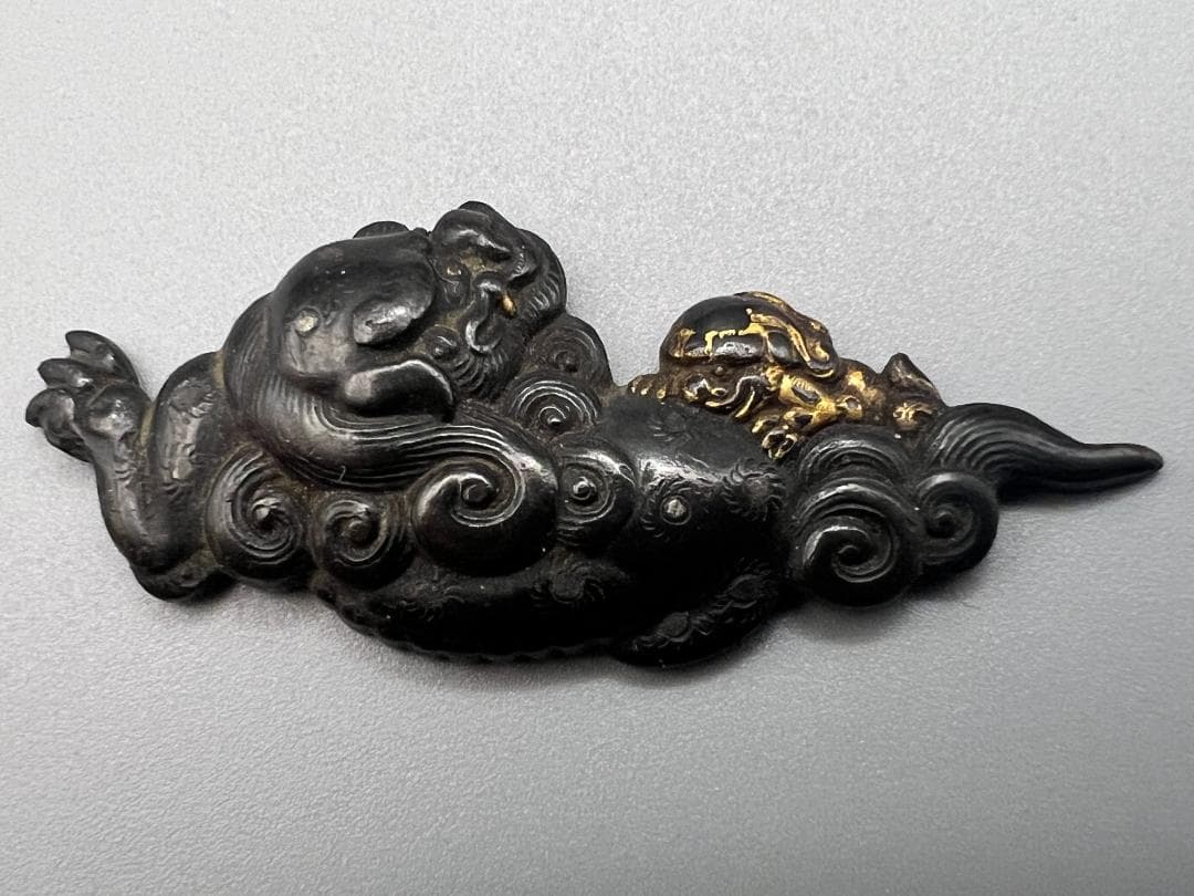 【海】江戸明治金工　獅子親子図　金目　手彫　金具　銅製鍍金　骨董品　箱付