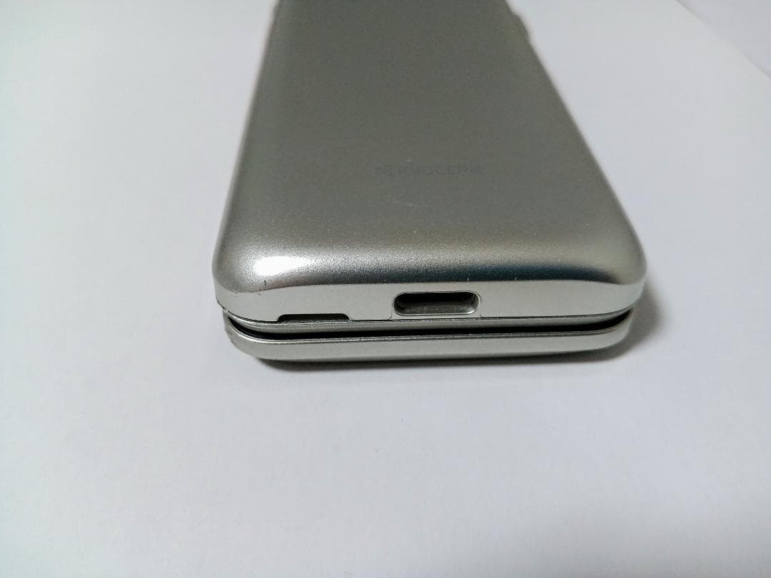 ☆ au かんたんケータイ ライト KYF43 シャンパンゴールド