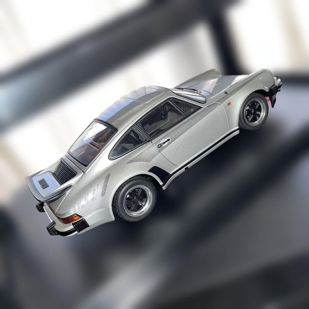 オートアート1/18 ポルシェ911（930）ターボ3.0シルバー