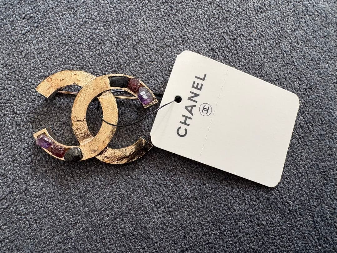 CHANEL CCロゴブローチ 紫色のストーン付き