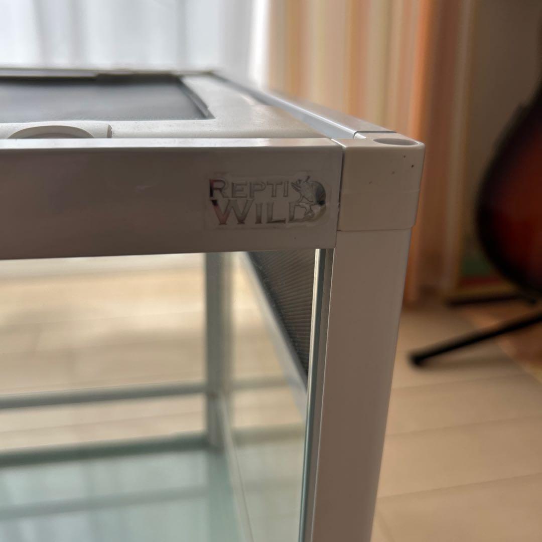 爬虫類飼育ケージ　ガラス製の飼育ケージ、メッシュ蓋付き　流木のおまけ付き❗️