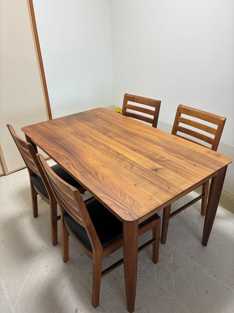 木製テーブルと4脚の椅子セット　ダイニングテーブル