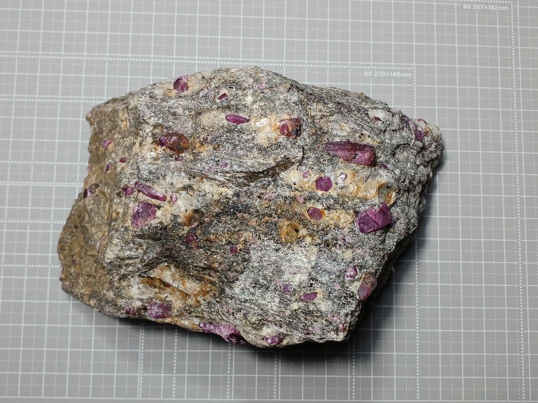 母岩付き　ルビー　1.6kg　原石　コランダム　鉱物標本