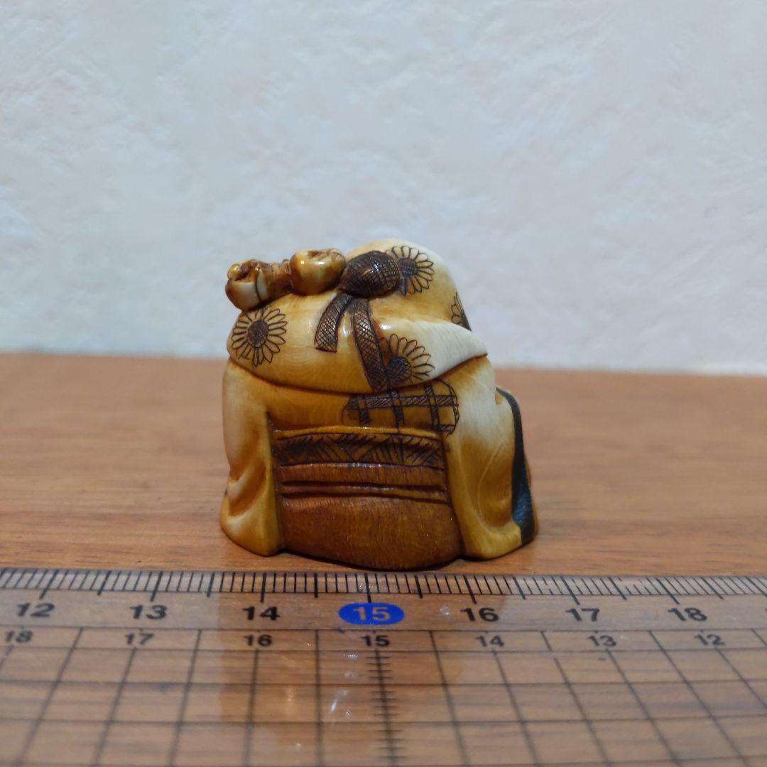 時代提げ物 七福神根付 天然素材 在銘【寿老人】高さ約3.5cm 重さ約30ｇ