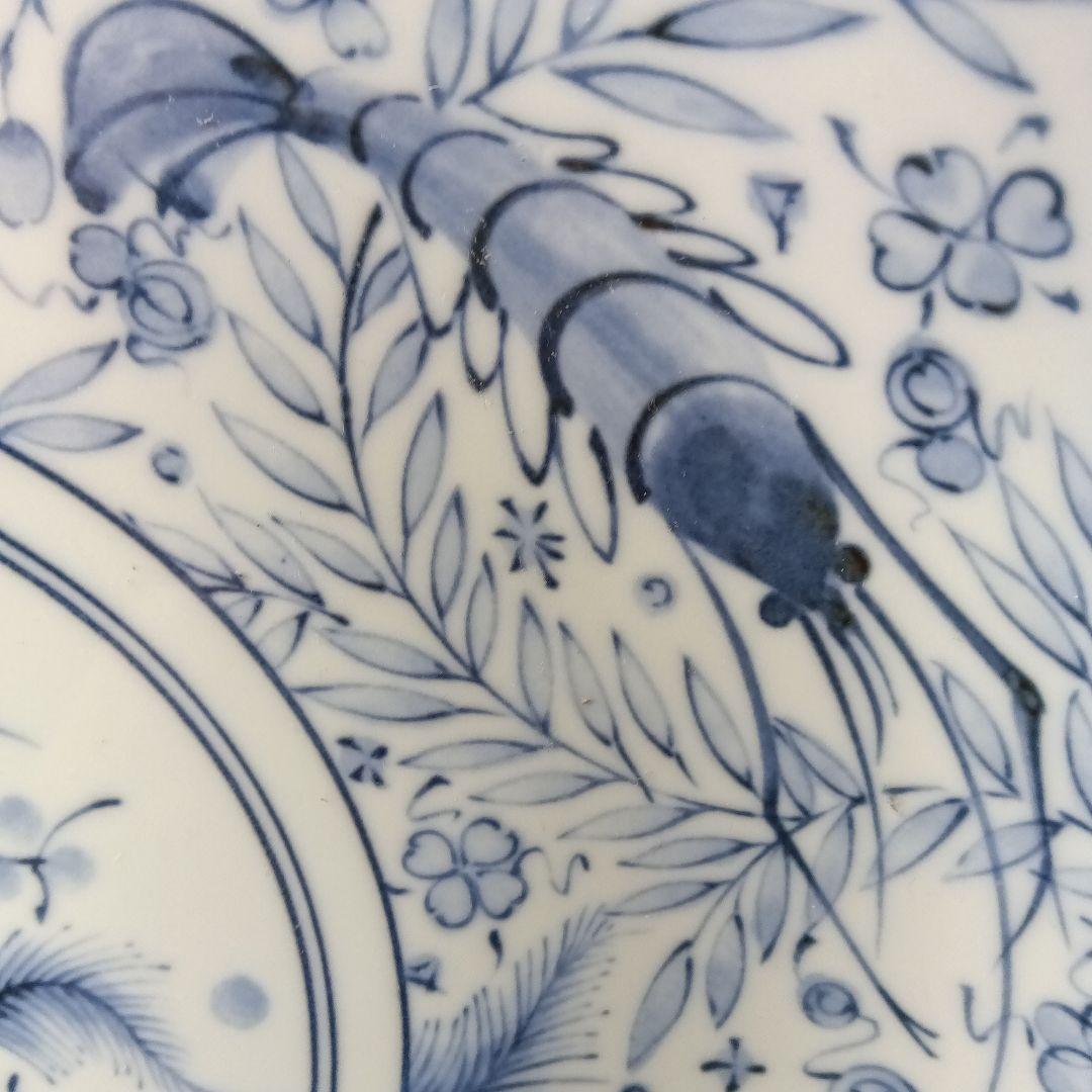 青白いエビ模様の飾皿