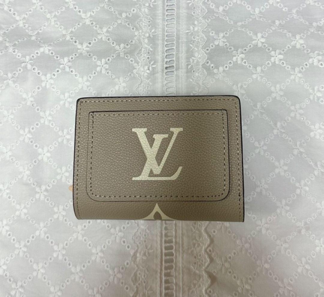 二つ折り財布 ベージュＬVノベルティ新品