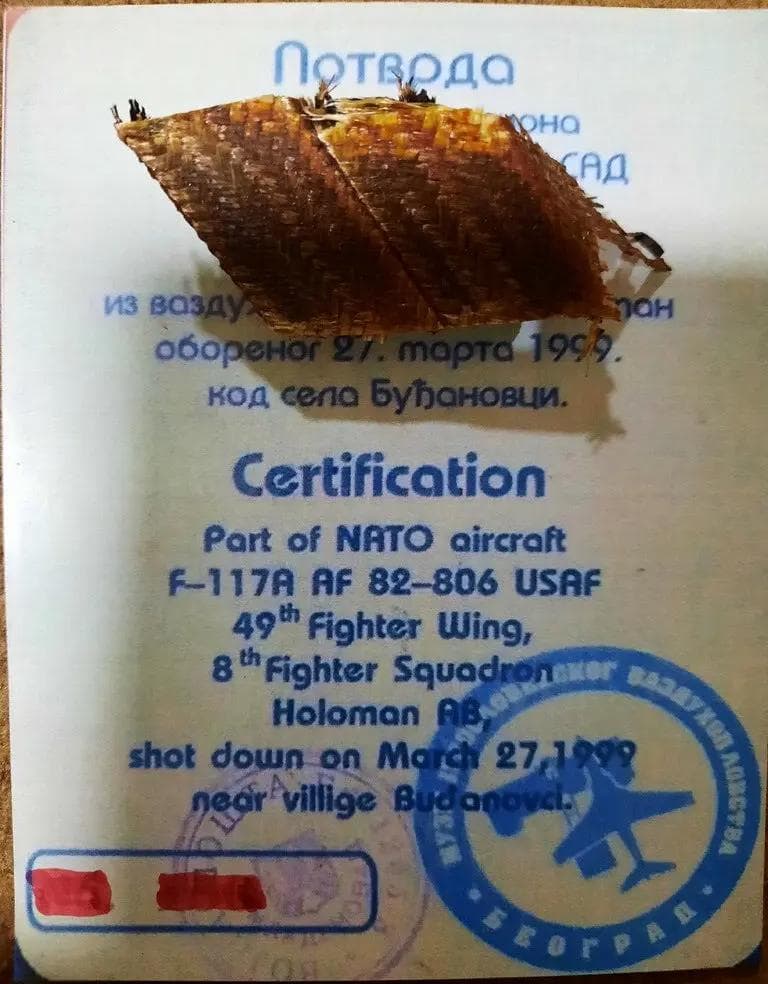 F117ステルス攻撃機(82-0806)　被撃墜機破片？ 1/144 模型付き