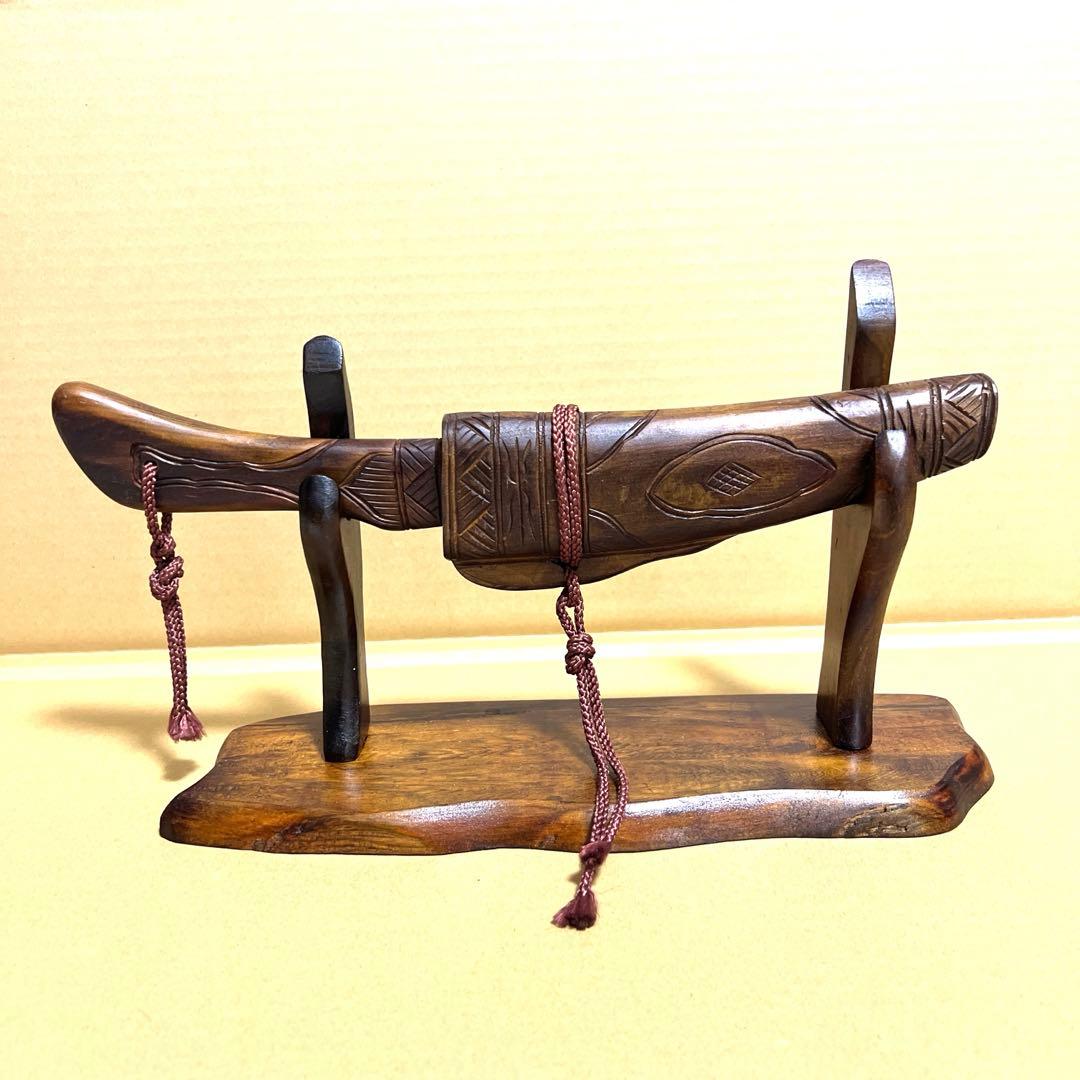 アイヌ　北海道　お土産 木製刀型装飾品 スタンド付き 約30cm