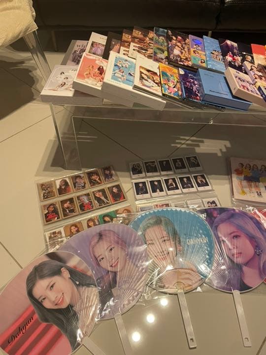 半額以下‼️   TWICE まとめ売り アルバム、ペンライト、うちわ等