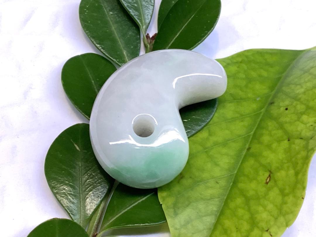 ✳桁違いの色合い　糸魚川翡翠ジェダイト　勾玉　鑑別書取得の天然無垢　超お買得品‼️