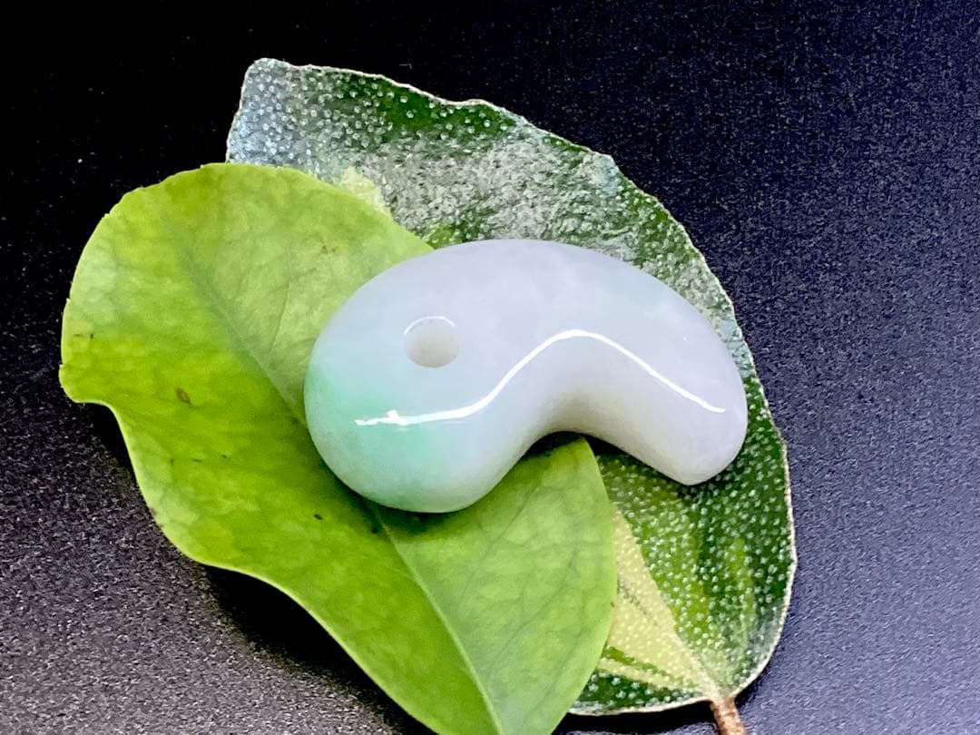 ✳桁違いの色合い　糸魚川翡翠ジェダイト　勾玉　鑑別書取得の天然無垢　超お買得品‼️