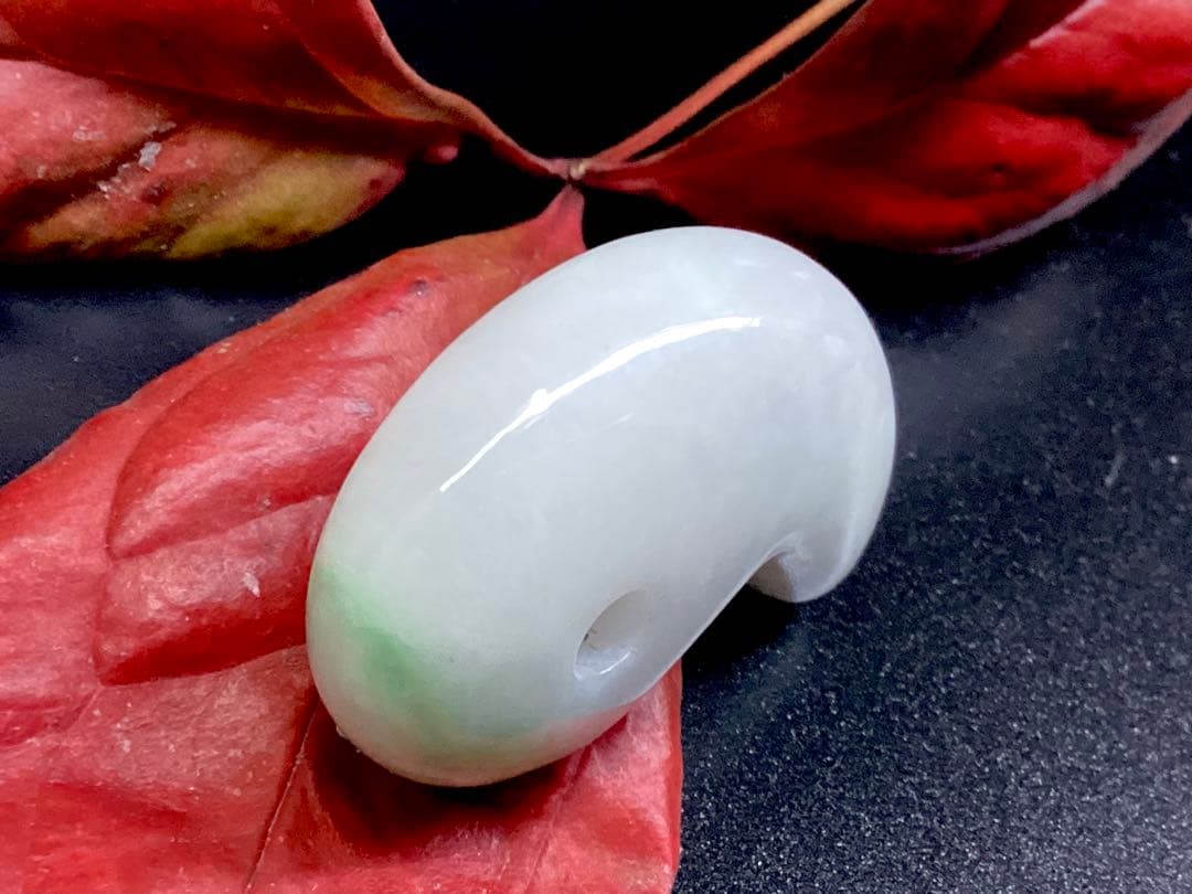 ✳桁違いの色合い　糸魚川翡翠ジェダイト　勾玉　鑑別書取得の天然無垢　超お買得品‼️