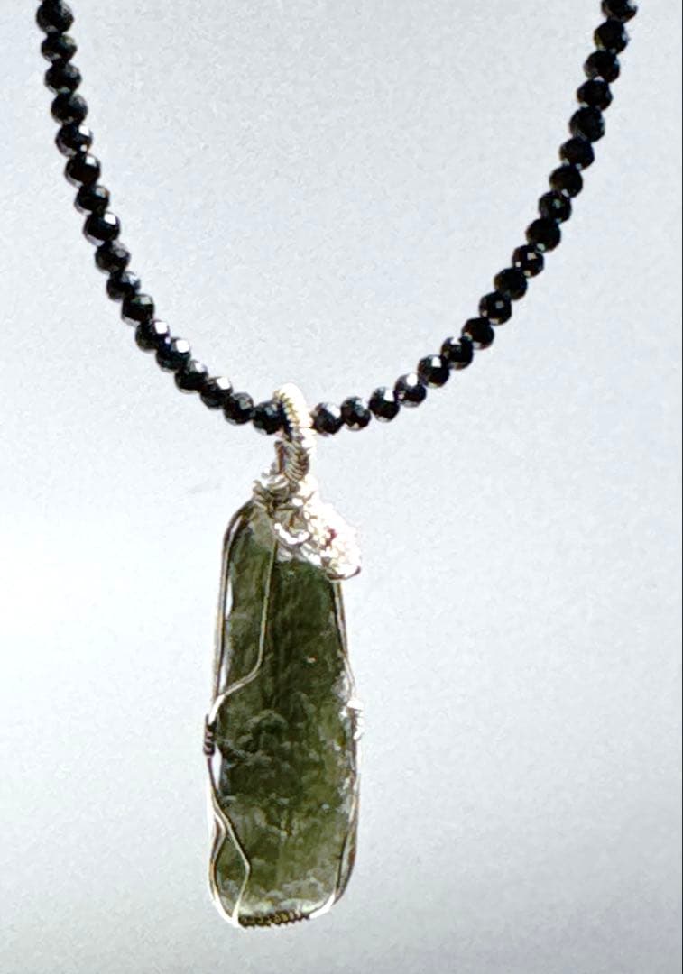 天然モルダバイト￼ワイヤーペンダントNO25-2476