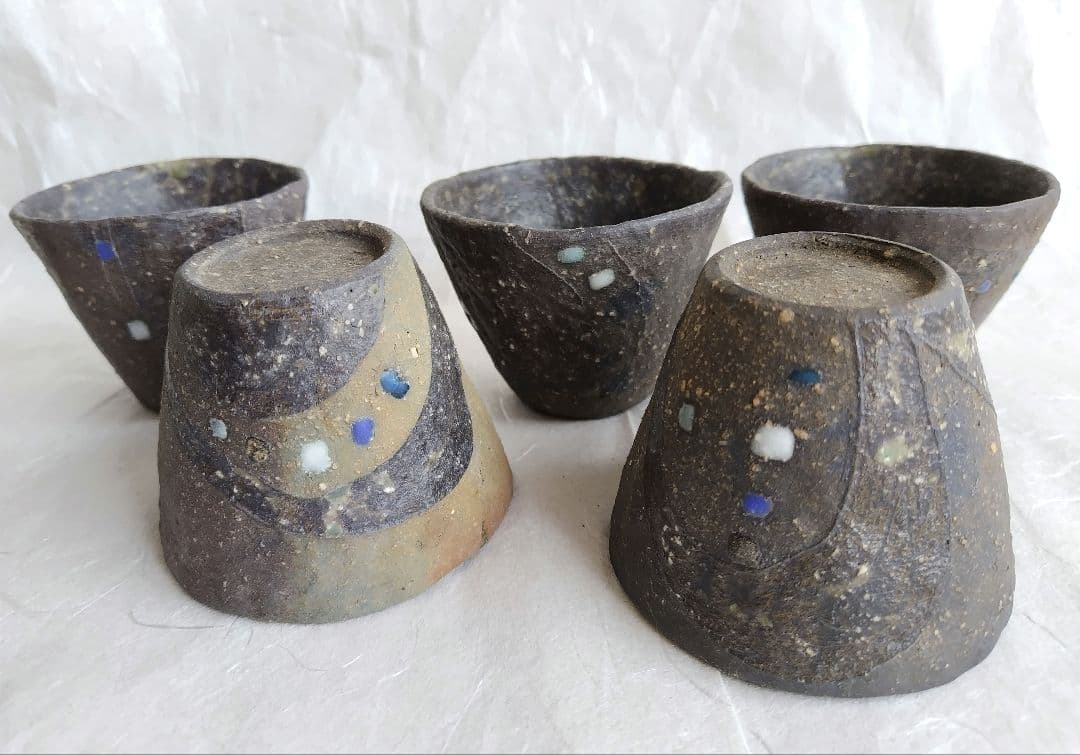 SUN 焼締め黒釉掛け分け小鉢(そば猪口五点組)と桃丸鉢