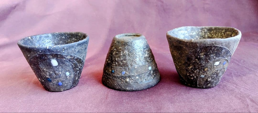 SUN 焼締め黒釉掛け分け小鉢(そば猪口五点組)と桃丸鉢